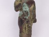 une image représentant une statue d'un homme tenant un bébé dans ses bras