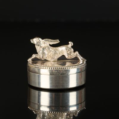 an image of a silver ring with a dog on top of it
