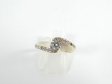 gros plan d'une bague en diamant sur fond blanc