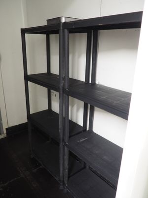 une étagère noire dans un coin de la pièce