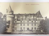 une vieille photo d'un château sur lequel figure une horloge