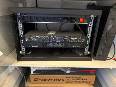 un rack sur lequel sont installés de nombreux équipements électroniques