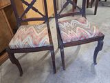 paire de chaises de salle à manger anciennes avec coussins d'assise rembourrés