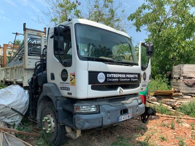 un camion garé sur le côté de la route