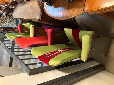 une rangée de chaises de différentes couleurs sur les marches