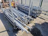 beaucoup de tuyaux et de poteaux en acier dans la cour