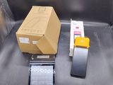 un téléphone portable posé à côté d'une boîte par terre