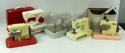 de nombreux modèles différents de machines à coudre posés sur une table