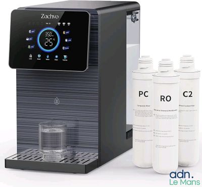 Le distributeur d'eau se trouve à côté de trois bouteilles d'eau