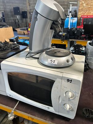 1 Four micro ondes LG 1 Machine à café PHILIPS SENSEO