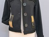 une veste posée sur un présentoir à mannequin avec une veste noire posée sur un présentoir à mannequin