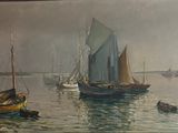un tableau représentant des bateaux flottant sur l'eau par temps nuageux