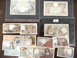 Plusieurs types de billets de banque sont exposés sur une table