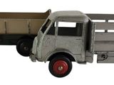 un camion miniature posé à côté d'un autre camion miniature