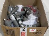 une boîte en carton remplie d'objets hétéroclites sur le sol