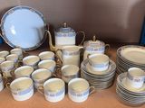 beaucoup de tasses et de soucoupes sur la table