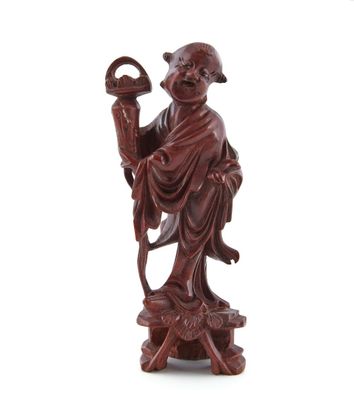 CHINE - Début XXe siècle Groupe en bois sculpté, enfant tena…