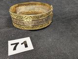 une image représentant une plaque en or sur laquelle figure le chiffre 71