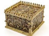 une boîte décorative posée sur une surface blanche