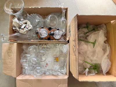 deux cartons remplis de bouteilles en plastique et d'autres objets