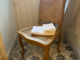 une chaise sur laquelle est posée une serviette, dans un coin de la pièce