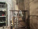 une photo d'une pièce où se trouvent tout un tas d'outils
