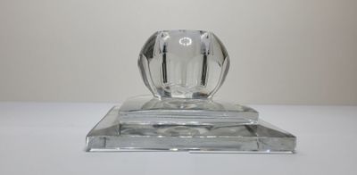 BACCARAT. PRESSE-PAPIER ou BOUGEOIR à pans coupés Cristal in…