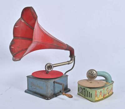 un gramophone rouge et bleu à côté d'une boîte bleue et verte