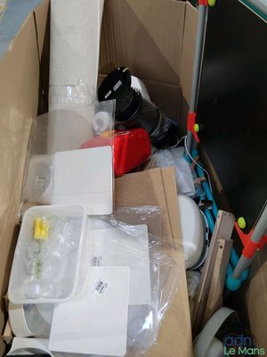une boîte en carton contenant des appareils électroniques et d'autres objets