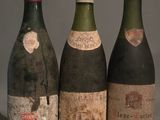 trois bouteilles de vin sont alignées sur une table