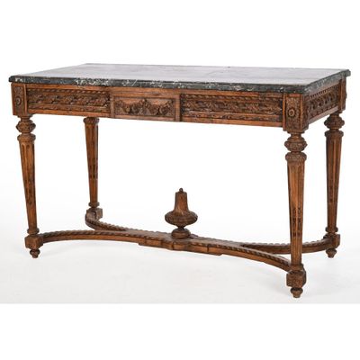 une vieille table en bois avec un plateau en marbre sur fond blanc