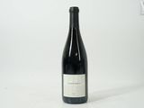 une bouteille de vin posée sur une table