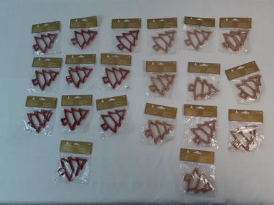 beaucoup de lettres en plastique rouges posées sur une table blanche