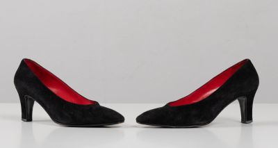 CÉLINE, Paris. Paire d'escarpins en velours noir et intérieu…