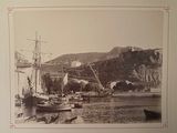 une photo en noir et blanc d'un port avec des bateaux sur l'eau