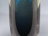 un vase en verre orné d'un motif bleu et jaune