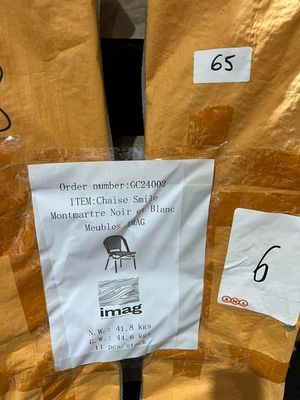 de nombreux sachets de fromage exposés dans le magasin