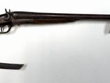 un fusil sur fond blanc, avec une crosse noire et une sangle noire