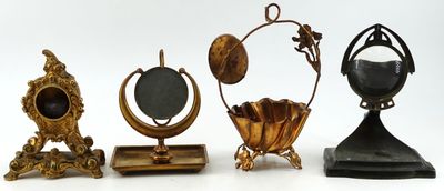 quatre œuvres d'art différentes exposées sur une table