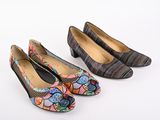 deux paires de chaussures de femme sur une surface blanche