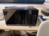 un micro-ondes posé sur un bureau dans un bureau