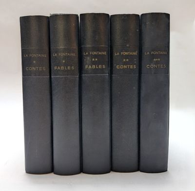 un lot de cinq livres noirs ornés de lettres dorées