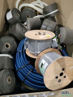 une boîte en carton remplie de différents types de câbles électriques
