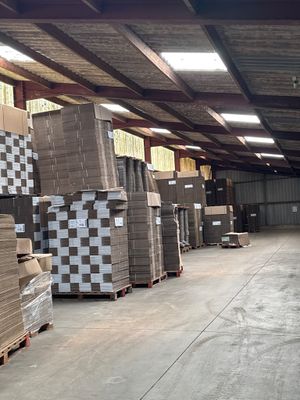 des piles de cartons empilés sur des palettes dans un entrepôt