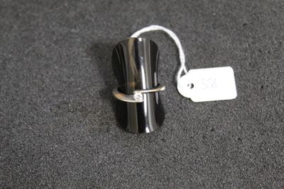 une bague en argent à laquelle est attachée une étiquette