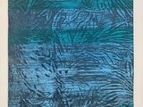 une image représentant un tableau bleu et vert accroché au mur