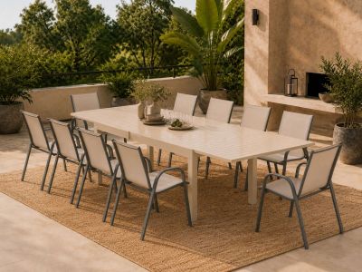 une table et des chaises sur une terrasse équipée d'une cheminée