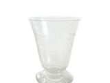 un vase en verre transparent orné d'un motif floral