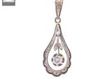 gros plan d'un pendentif en diamant sur fond blanc