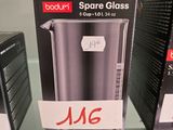 trois boîtes de verre sur l'étagère du magasin